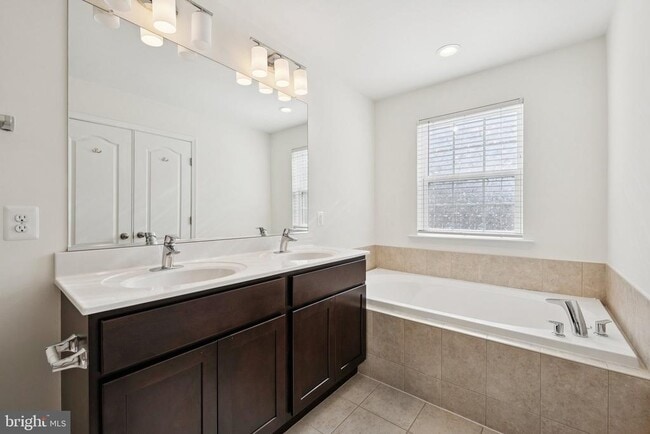 Building Photo - 10605 Meridian Hill Way