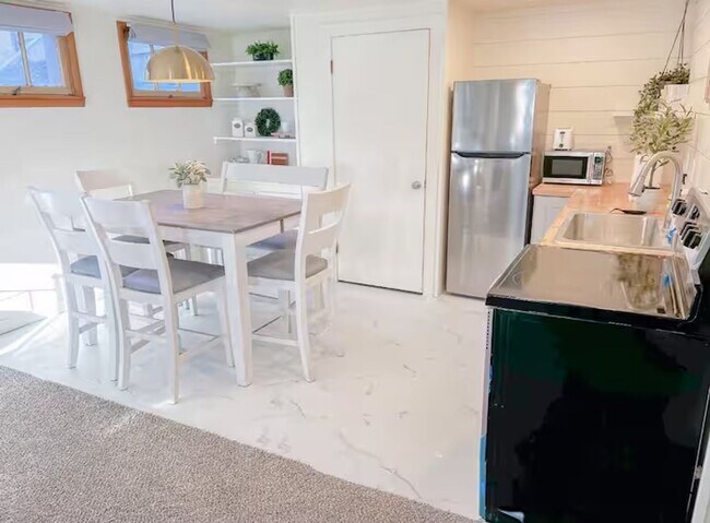 Building Photo - Modern 4 bed/2 bath with Mountain Views and a Fenced Backyard