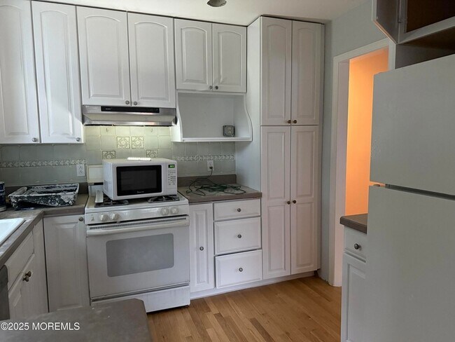 Building Photo - 138 Ampere Ave