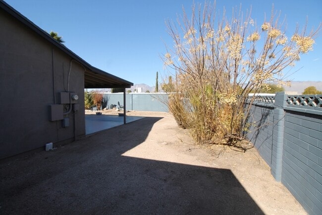 Building Photo - 8615 E Bellevue Pl