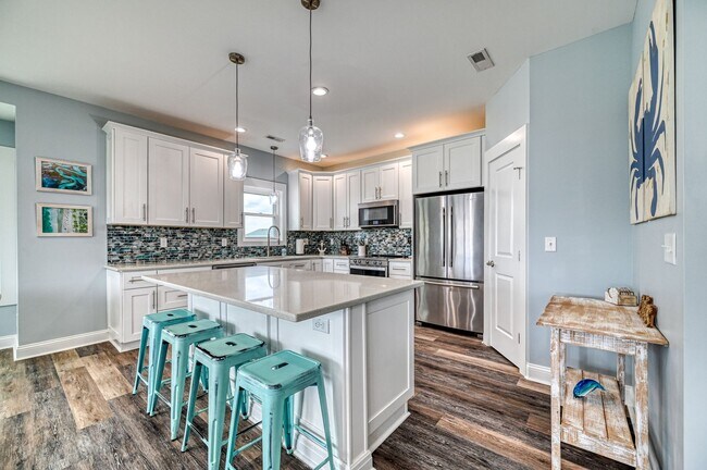 Building Photo - PET FRIENDLY FURNISHED OFF-SEASON RENTAL AVAILABLE STARTING EARLY SEPT