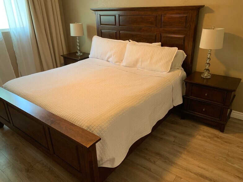 Primary bedroom with king bed - 4062 Georgia St