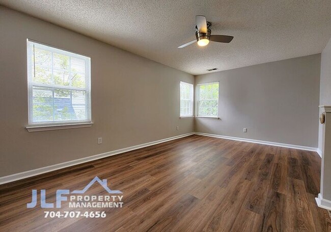 Building Photo - PRICE IMPROVEMENT- Beautiful 3/2.5 Home in...