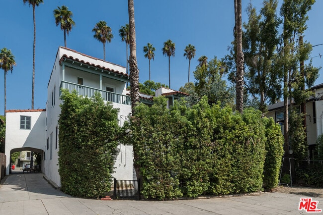 Building Photo - 7464 Hollywood Blvd