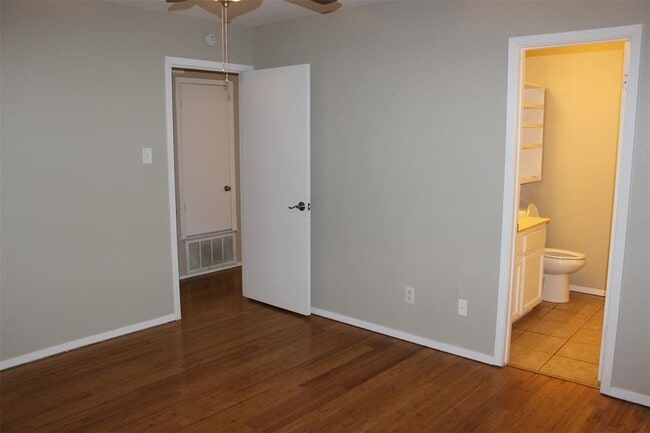 Building Photo - 6500 Columbia Oaks Ct