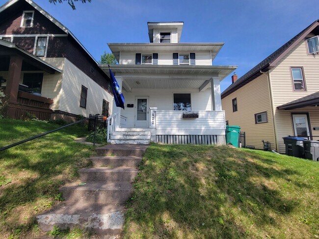 Building Photo - AVAILABLE October 1st! - 3 BED 1 BATH Home!