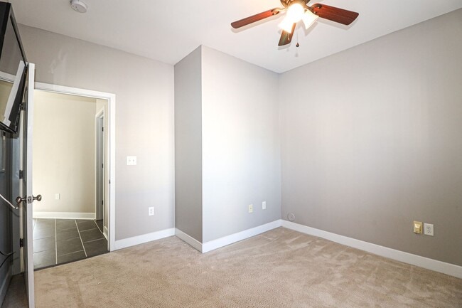 Building Photo - 3 story townhome with Uptown View