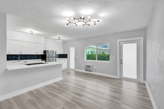Building Photo - 9270 E Bay Harbor Dr