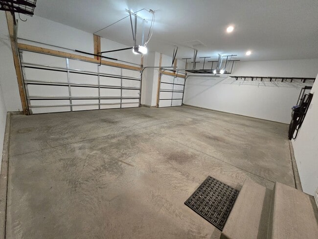 Building Photo - 6 Bedroom Home in Brookridge Estates