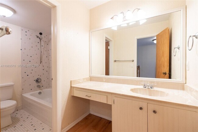 Building Photo - 430 Commodore Dr