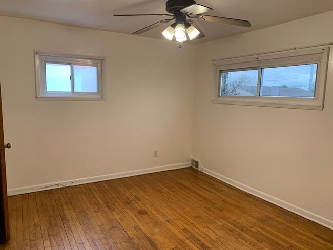 Building Photo - Two story townhouse