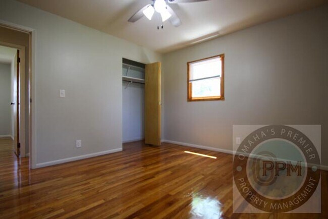 Building Photo - Discover this well-maintained 3-bedroom, 2-bath home in Omaha, NE
