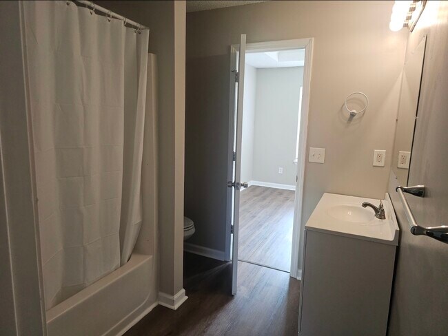 Building Photo - 670 Burtons Cove