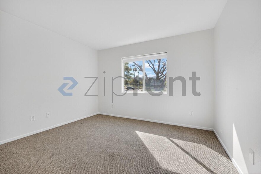 Building Photo - 703 Diamond Dr