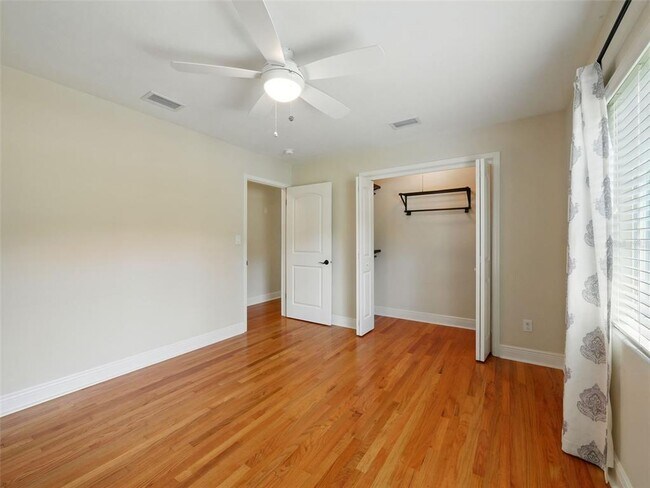 Building Photo - 1426 Crestview Dr