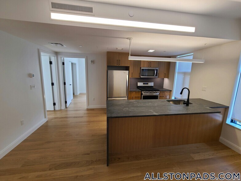 Building Photo - 83 Gardner St