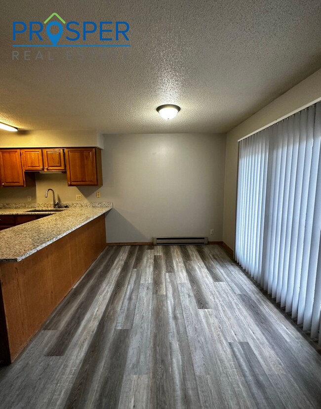 Building Photo - Spacious 3 Bedroom In Quiet Area