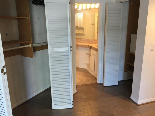 Building Photo - Incredible Location! Convenient 1BE/1BA living in the heart of Music Row!!