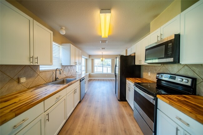 Building Photo - 10723 Scenic Dr