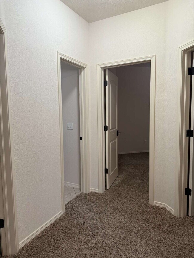 Building Photo - "Do not miss out! December, two weeks free rent!"