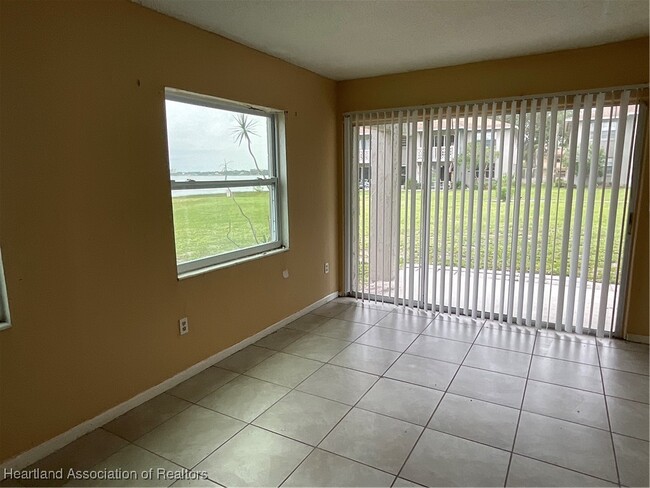 Building Photo - 1011 Lakeview Dr