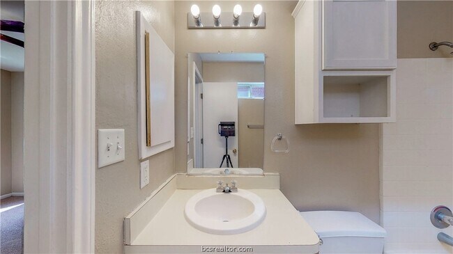 Building Photo - 1509 Hollowhill Drive Unit A