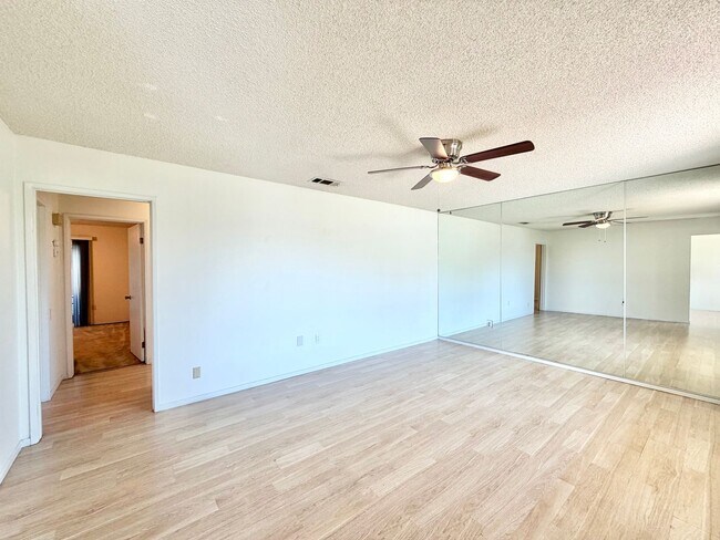 Building Photo - Charming Sun City 55+ Community 2 Bedroom Home with Bonus Sunroom Space