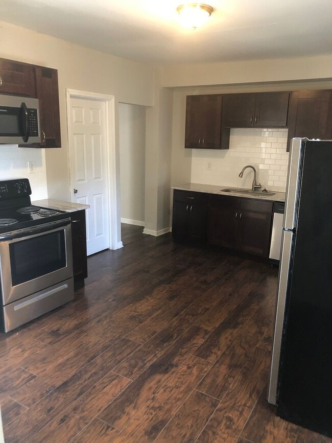 Building Photo - Single Family Home 3 beds 2 bath Available Now!