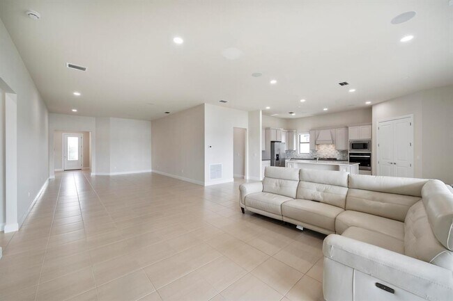 Building Photo - 818 SE Courances Dr