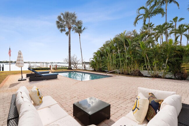 Building Photo - 114 S Lake Dr