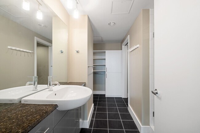 Building Photo - Luxurious 2 Bedroom, 2 Bath High Rise in Downtown Austin