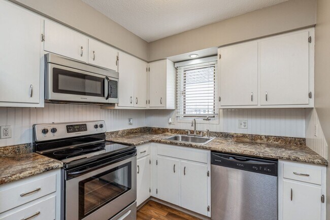 Building Photo - UPDATED CONDO!! 2 Bedroom, 1 Bathroom Condo In Ankeny