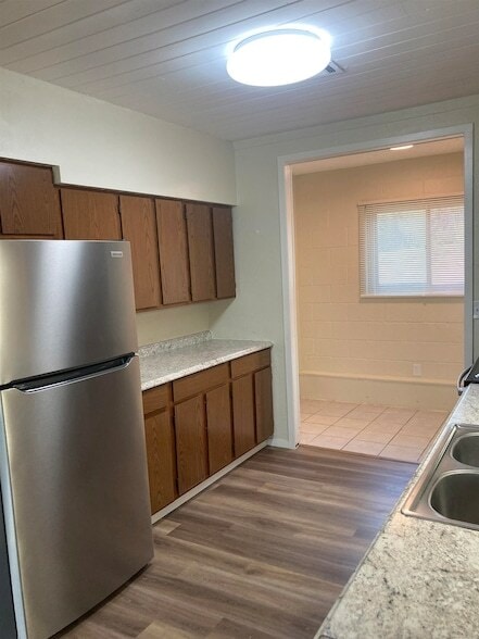Building Photo - 1635 River Oaks Dr