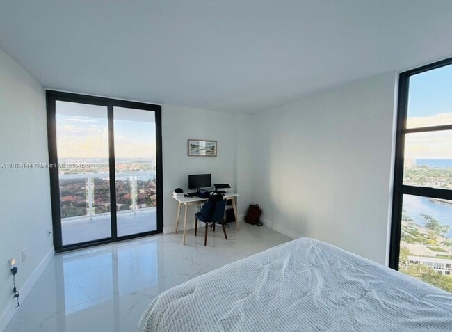 Building Photo - 20505 E Country Club Dr