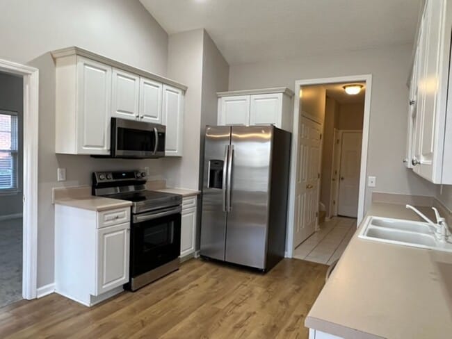Building Photo - This 1.5  story, all brick, 3 bedroom, 2 bath, Bonus room upstairs & a 2 car garage with great st...