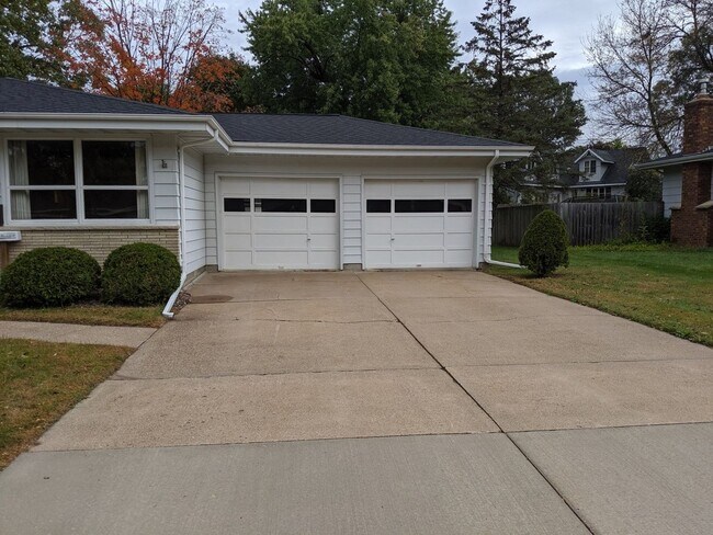 Building Photo - 850/852 Truax Boulevard