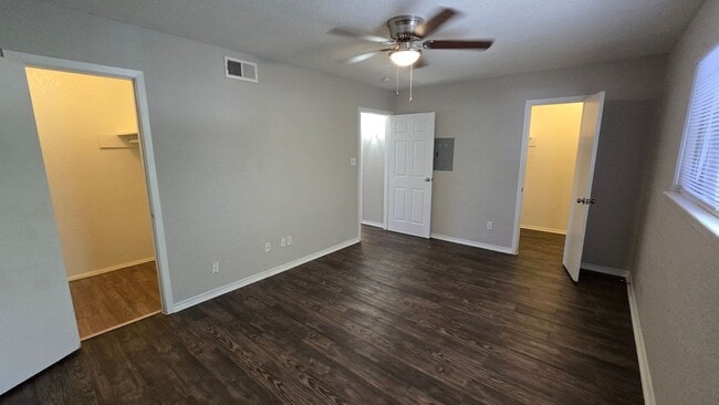 Building Photo - One bedroom one bath in Balcones Heights ready for move in!