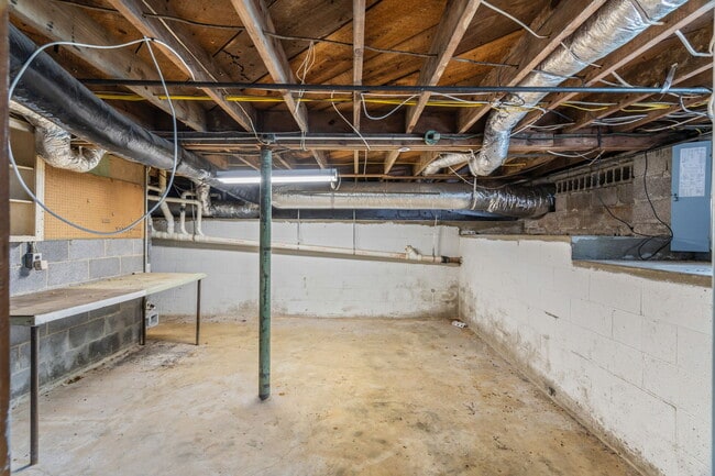 Building Photo - 102 Victoria Rd