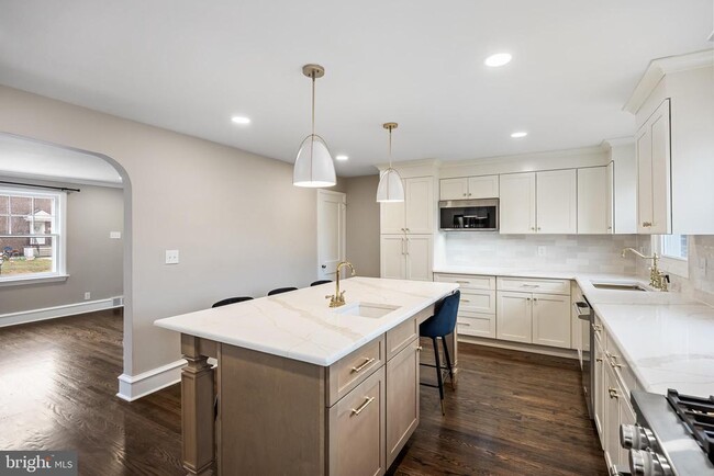 Building Photo - 113 W Albertson Ave