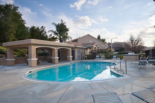 Building Photo - Beautiful 3BD/2.5BA In The Highly Coveted ...