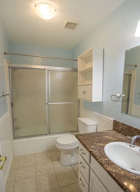 Bethroom - 8130 Redlands St