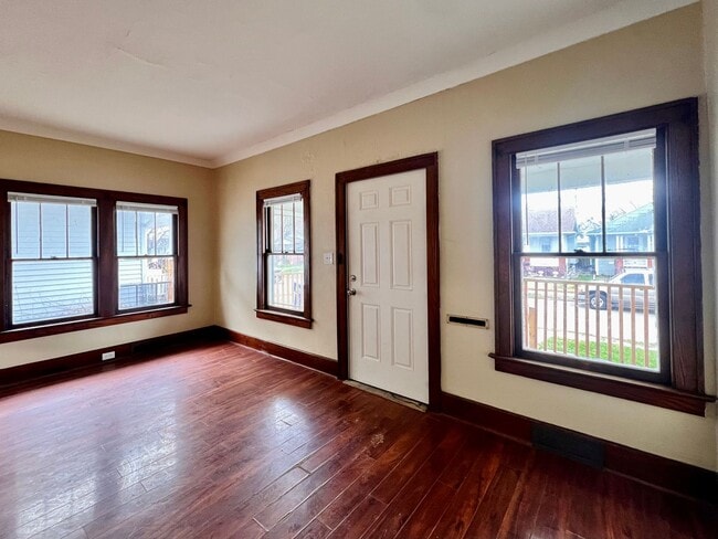 Building Photo - 3 Bedroom House