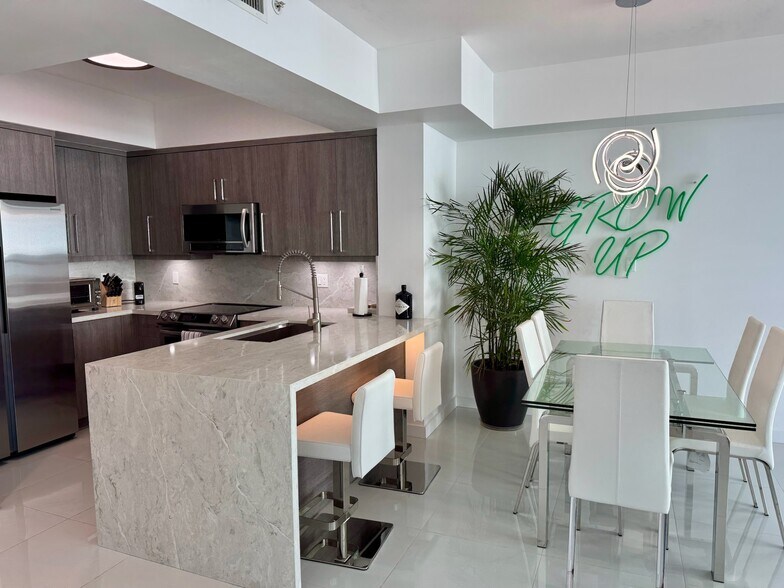 Building Photo - 111 SE 8th Ave