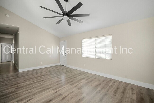 Building Photo - 3 Bedroom/2 Bath Home in Tyner Ranch - $2395 per month!