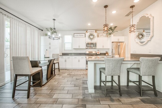 Building Photo - Stunning Clovis Home!
