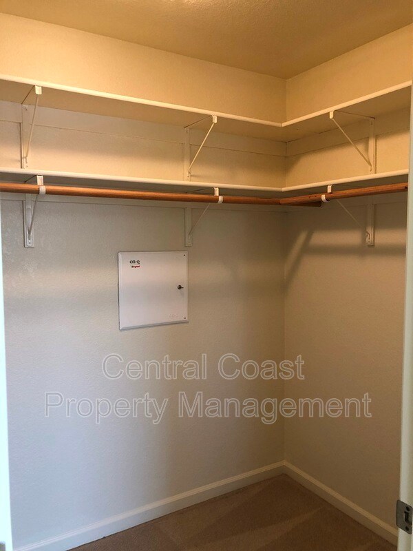 Building Photo - 10 Carmel Cir