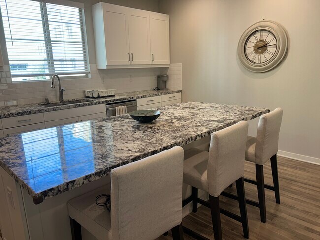 Building Photo - 212 Paramount