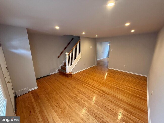 Building Photo - 320 Ripka St