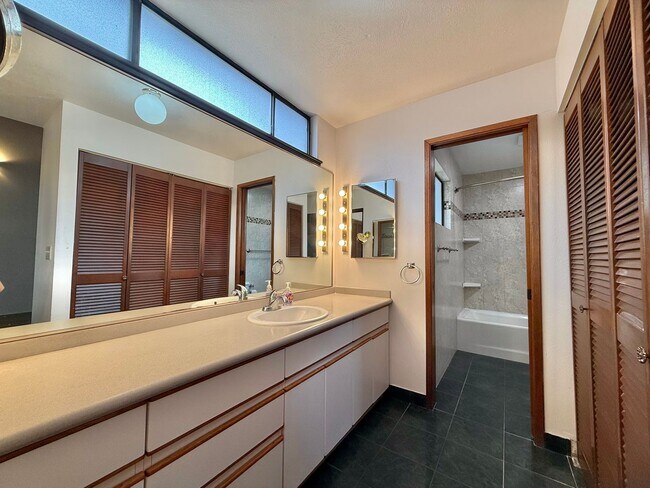 Building Photo - Pet friendly & Spacious - 3 Bedroom / 2 Ba...