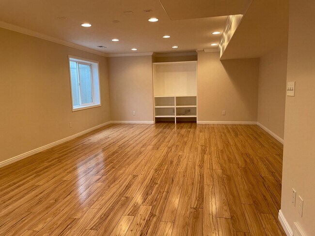 Building Photo - 6 Bedroom/3.2 Bath Home For Rent in Sandy